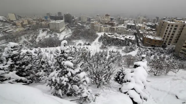 Tehran, Iran diselimuti salju.