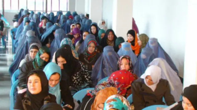 غزني کې مېرمنې له را روانو ولسمشریزو ټاکنو سره زیاته لېوالتیا لري