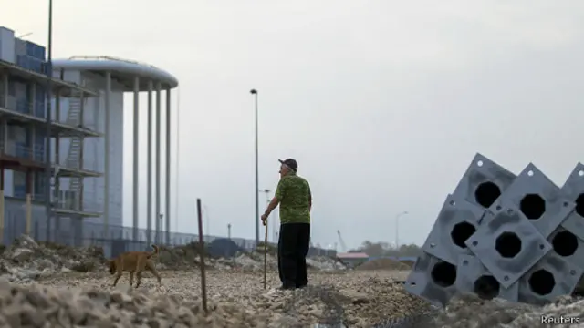 Житель Сочи возле олимпийской стройки