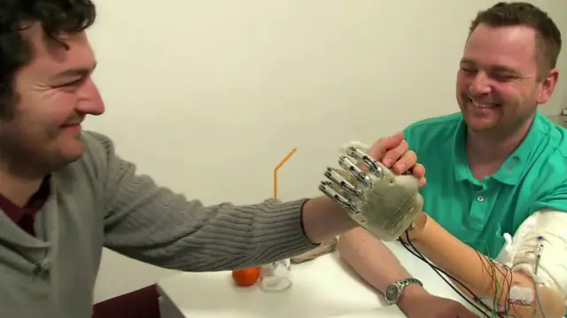 دست مصنوعی با حس لامسه