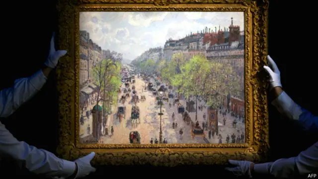 کارمندان حراج ساتبی تابلوی 'بلوار مونمارت' (۱۸۹۷) را نگه داشته‌اند 