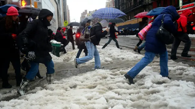 Penyeberang New York menghadapi salju.