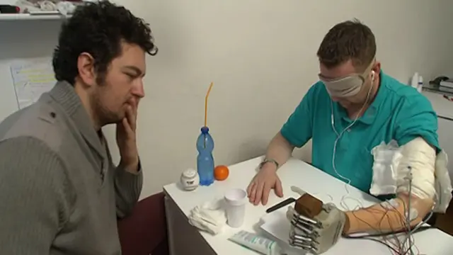 Kordinasi antar lengan dan jemari merupakan poin penting pengembangan lengan prostetik.