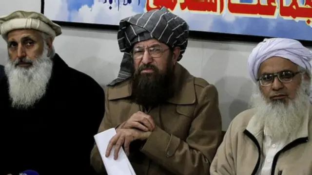 مولانا عبدالعزیز (دائیں) مذاکراتی عمل سے علیحدہ ہوگئے ہیں