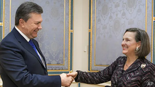 در میانه اعتراضها، انتشار مکالمه تلفنی میان یکی از دستیاران وزیر خارجه آمریکا با سفیر این کشور در اوکراین خبرساز شده بود. ویکتوریا نولاند با به کار بردن یک فحش مصطلح در زبان عامیانه آمریکایی خطاب به اتحادیه اروپا، از نقش آن در بحران اوکراین ابراز نارضایتی کرده بود.