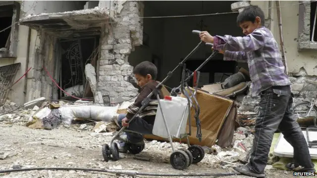 يعتقد أن هناك آلاف المدنيين العالقين في مدينة حمص ولا يستطيعون الخروج بسبب الحصار.