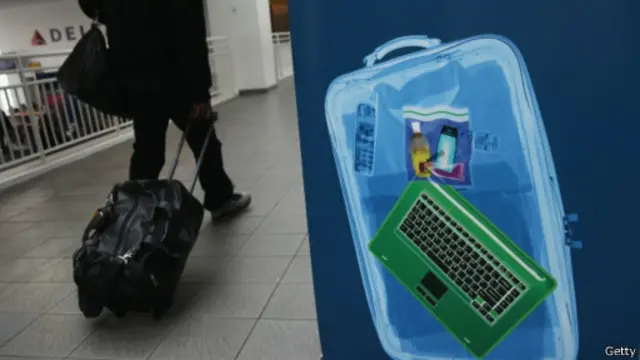 در فرودگاه‌های آمریکا، مسافران پیش از سوار شدن، باید کفش‌های خود را برای بازرسی درآوردند