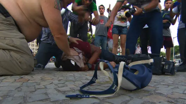 Santiago foi atingido por um rojão enquanto cobria protestos no Rio