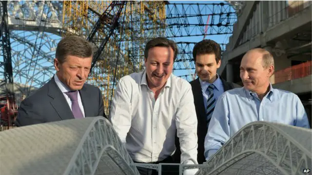 पुतिन ओलंपिक अधिकारियों के साथ 