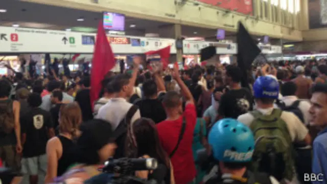 Manifestantes protestam dentro da estação Central do Brasil (foto: BBC)
