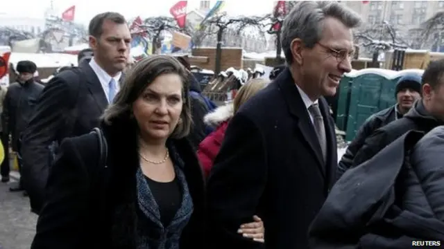 اعتذرت نولاند عن تعليقاتها خلال المكالمة الهاتفية مع بيات
(الذي يرافقها في الصورة في أثناء زيارة لها لكييف الشهر قبل الماضي) 