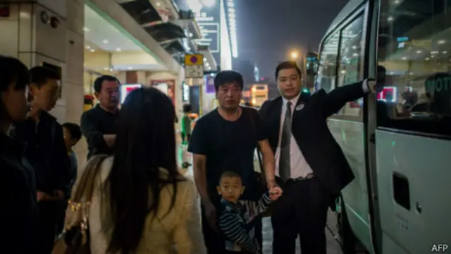 香港警方紧急封锁附近道路并连夜疏散2000多居民