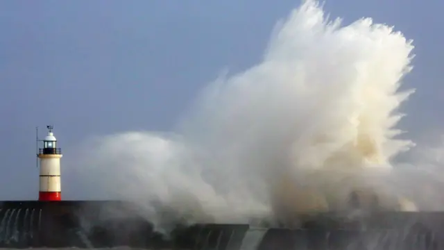 英國各地惡劣天氣持續，多處遭到暴風雨襲擊的地區面臨進一步暴雨的威脅。