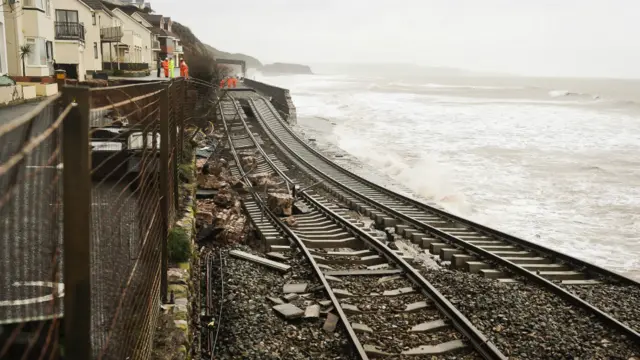 被衝斷的這條鐵路線被視為是德文和康沃爾地區通往英國其它地方的重要聯絡通道。