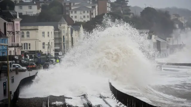 在英格蘭西南部的德文郡（Devon）一條靠近海岸的鐵路幹線被海浪衝斷。