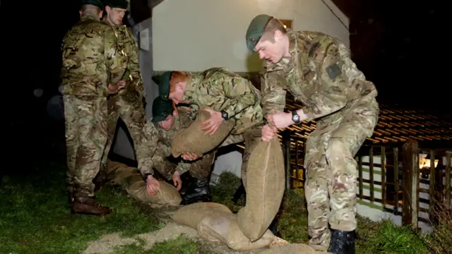 就在救援人員努力幫助災民的同時，英國氣象局對英格蘭南部地區和威爾士南部地區再度發出了惡劣天氣警告。