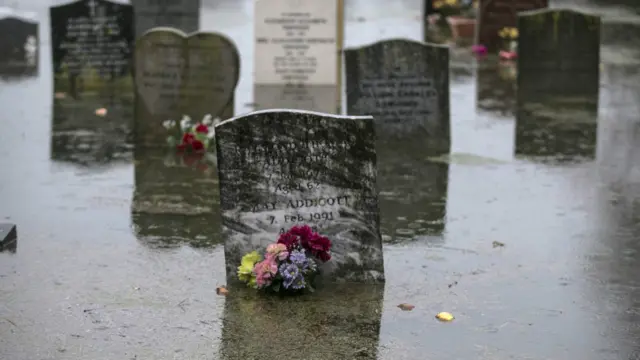 薩莫塞特受災地區的墓地也是汪洋一片。