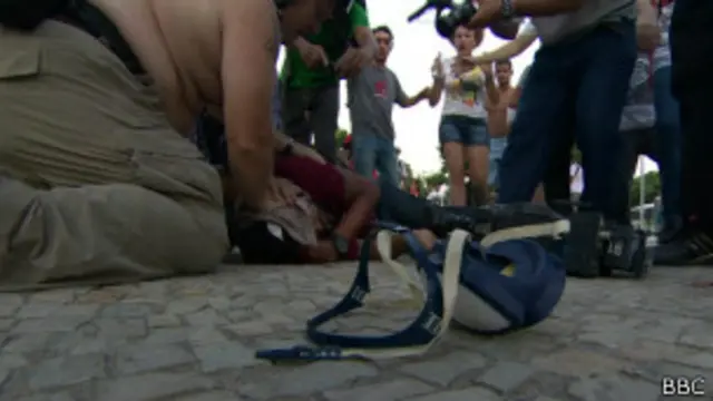 Cinegrafista da Band é ferido em protesto no Rio | Crédito: BBC