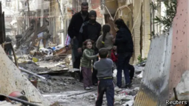 إجلاء النساء والأطفال خارج الأحياء المحاصرة من حمص