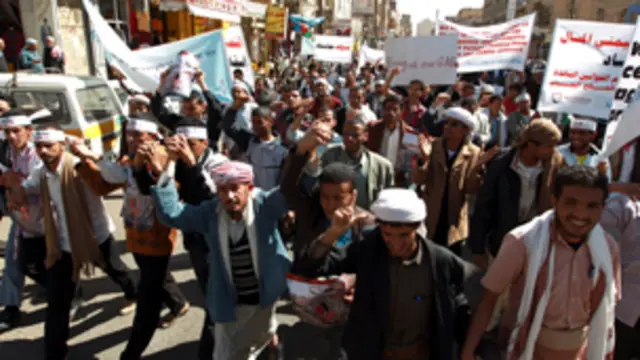 يطالب المتظاهرون بتطبيق قرارات مؤتمر الحوار الوطني