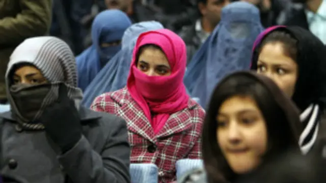 د ولسمشرۍ نوماندانو کمپاینونو کې د ښځو کمر رنګي احساسېږي.