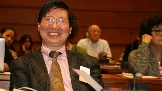 Một vị khách đã được cả khán phòng vỗ tay là ông Đặng Xương Hùng, người vừa tuyên bố rời bỏ Đảng Cộng sản và đang xin tị nạn chính trị ở Thụy Sĩ. 