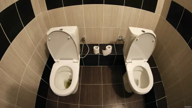 Trước Olympics Sochi một số hình ảnh như toilet 'cho hai người cùng dùng' ở Sochi đã được lưu truyền trên mạng cho thấy sự cất vội vã và thiếu ý thức của một số nhà thầu.