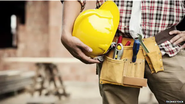 Hombre con herramientas de trabajo