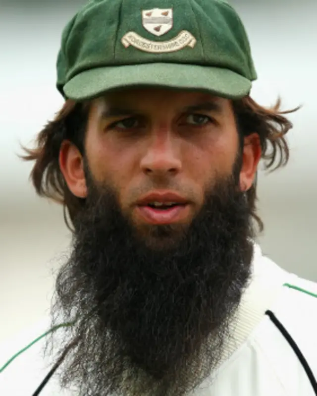 معین علی مڈل آرڈر بیٹسمین اور آف سپن باؤلر ہیں