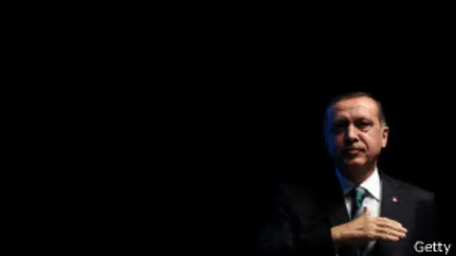 رئيس وزراء تركيا يسعى لتمرير تشريع يقول معاروضون إنه يقوض استقلال القضاء