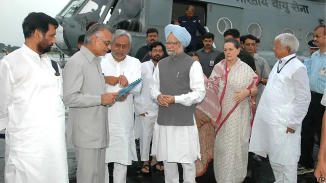 बिहार में बाढ़ ग्रस्त इलाकों का दौरा करते राजनेता
