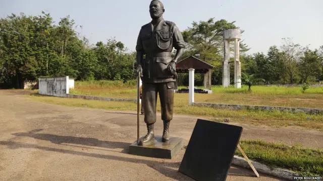بوکاشا کے 14 سالہ دورِ حکومت میں ان پر مختلف طریقوں سے آدم خور ہونے اور اپنے مخالفین کو اپنے ذاتی چڑیا گھر میں شیروں اور مگر مچھوں کے آگے زندہ ڈالنے کی خبریں سامنے آتی رہیں۔ ان کا ایک قد آور مجسمہ محل کے داخلی راستے پر نمایاں نظر آتا ہے اور جب 2000 میں بی بی سی کے نامہ نگار نے اس محل کا دورہ کیا تھا تو بوشکا کے 62 بچوں میں سے کچھ محل کے مضافاتی گھروں میں رہائش پذیر تھے جنہیں امید تھی کہ اس محل کو ایک سیاحتی مقام میں بدلا جا سکے گا