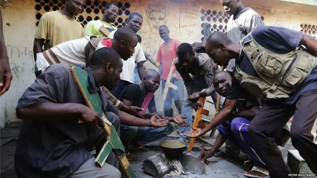 یہ رنگروٹ بغیر خوراک کے یہاں رہ گئے ہیں اور کھانے کے لیے پتے تیار کر رہے ہیں یہاں وہ ایک کھانے کے چمچے کے لیے مانگتے ہوئے دیکھے جا سکتے ہیں