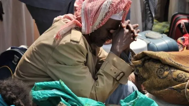 يحتشد آلاف المسلمين في مخيم في المطار في بانغي