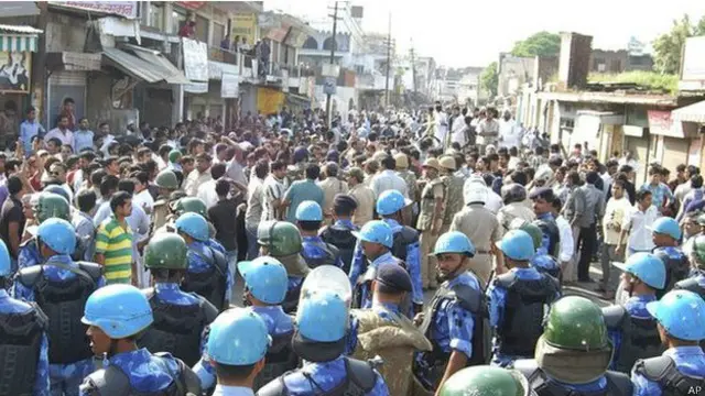 اسی اترپردیش میں مظفرنگر کے فسادات میں درجنوں افراد مارے گئے اور ہزاروں بے گھر ہو گئے