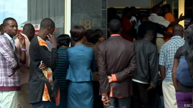 Gente frente a banco