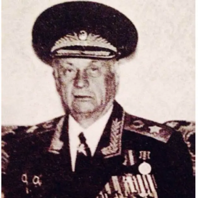 په ناول کې یو ښه شوروی هم شته