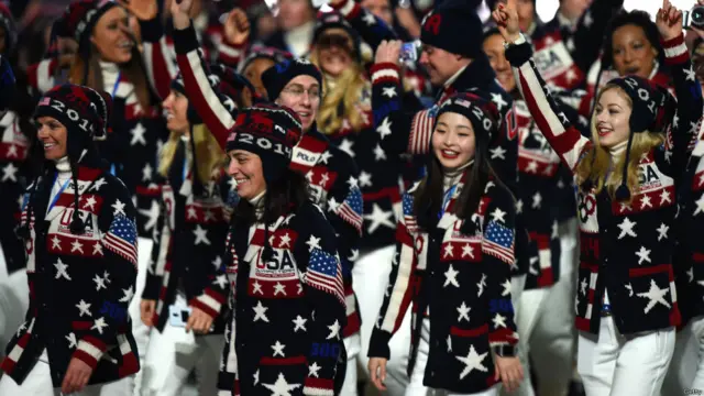 國歌演唱完畢，來自87個國家的2900多名運動員在四萬名觀眾面前開始入場。 