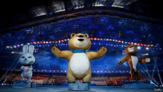 Стадион Сочи с талисманами Олимпиады