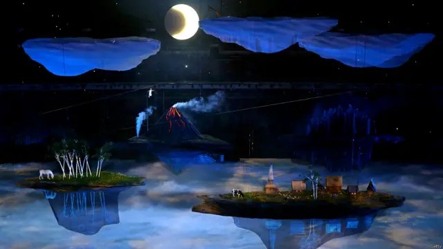 一個白衣少女被一隻大風箏拉上天空，在俄羅斯古典音樂的伴奏下，代表俄羅斯多元化的九個不同的人造景觀飄過體育場。 