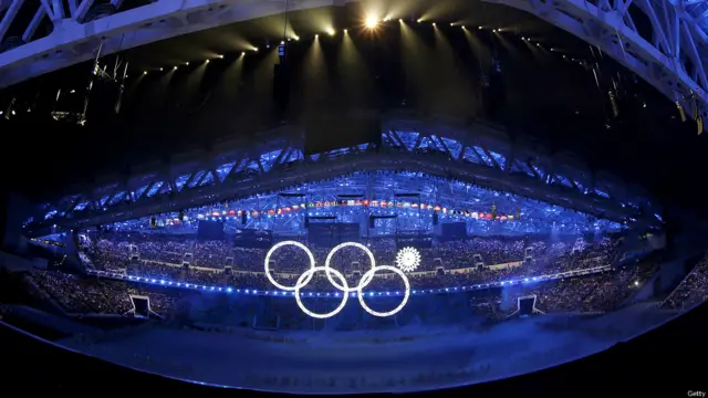 五個大雪花從空而降，漸漸擴展演變成奧運五環。但技術故障使得其中一個雪花未能按計劃徹底展開。 