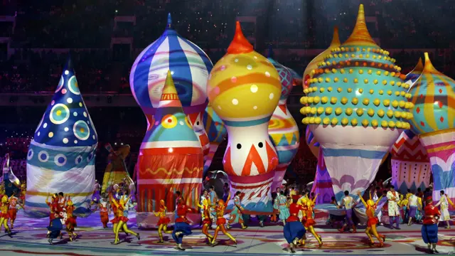 舞台上的布景重達4.5噸，共有3000名演員參加開幕式表演。整個表演持續兩小時40分鐘。 