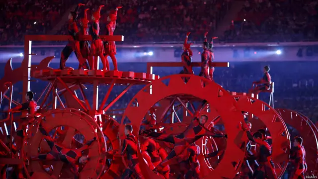 開幕式表演中表現紅色蘇維埃時代工業化進程的團體操。