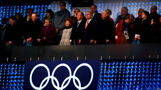 索契冬奧會組織者說，包括聯合國秘書長潘基文、中日兩國領導人在內的國家元首和國際組織的66個領導人同俄國總統普京一起出席開幕式。