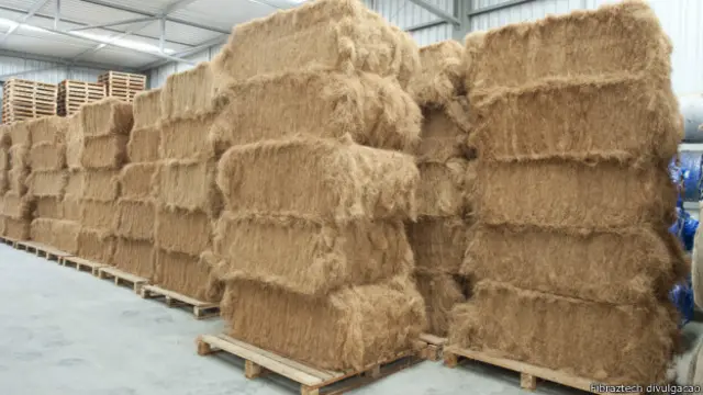 Mantas feitas de casca de coco reciclada na fábrica da Fibraztech (Divulgação)