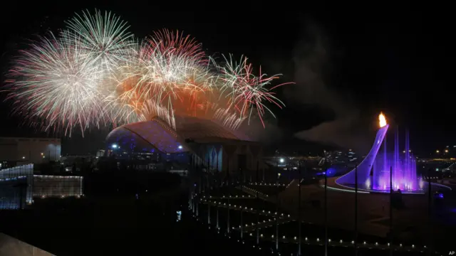 Олимпийский салют было видно и слышно за много километров от стадиона "Фишт".