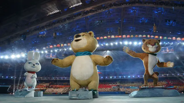 Несколько "разбавили" пафос действа звери-символы этой Олимпиады. Пушистые животные станцевали под музыку из мультфильма "Ну, погоди!"