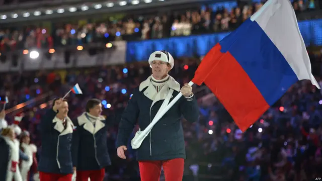 Сборная страны, принимающей Олимпиаду, по протоколу вышла последней. Россиян было много, шли под ремикс хита группы "Тату" "Нас не догонят".