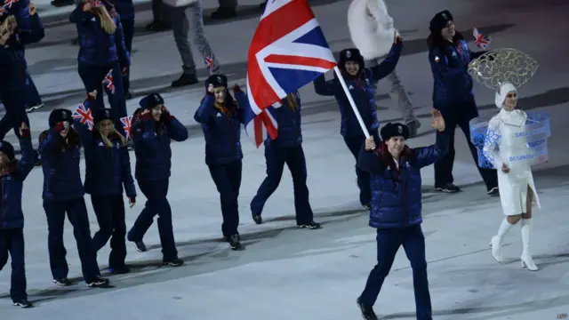 Сборная команда Великобритании вышла на стадион одной из первых, поскольку выход команд назначался по буквам русского алфавита. Спортсмены были одеты в темно-синюю униформу. Они надеются как минимум на три медали на этих играх.