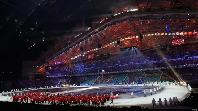 Стадион "Фишт", построенный к Олимпиаде, вместил 40 тыс. зрителей, 5 тыс. участников представления и 2900 спортсменов из 87 стран.